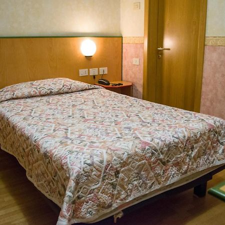 Hotel Baffo Rosso Alba Adriatica Kültér fotó