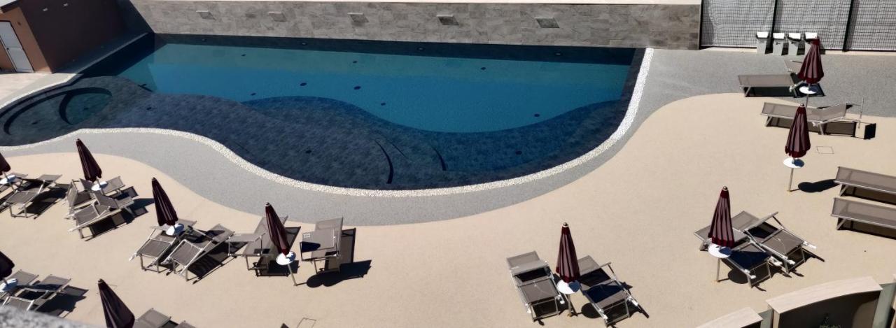 Hotel Baffo Rosso Alba Adriatica Kültér fotó