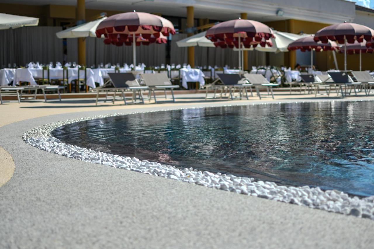 Hotel Baffo Rosso Alba Adriatica Kültér fotó