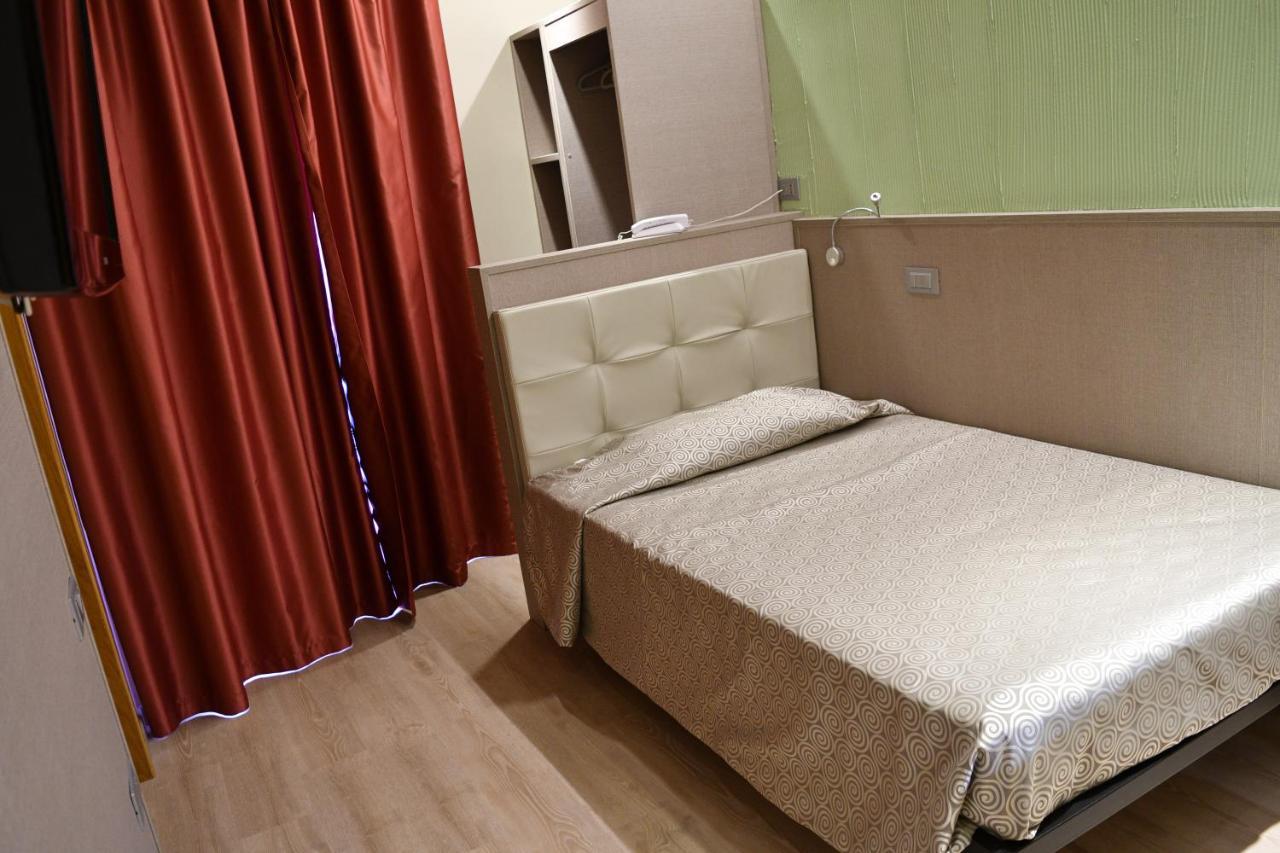 Hotel Baffo Rosso Alba Adriatica Kültér fotó