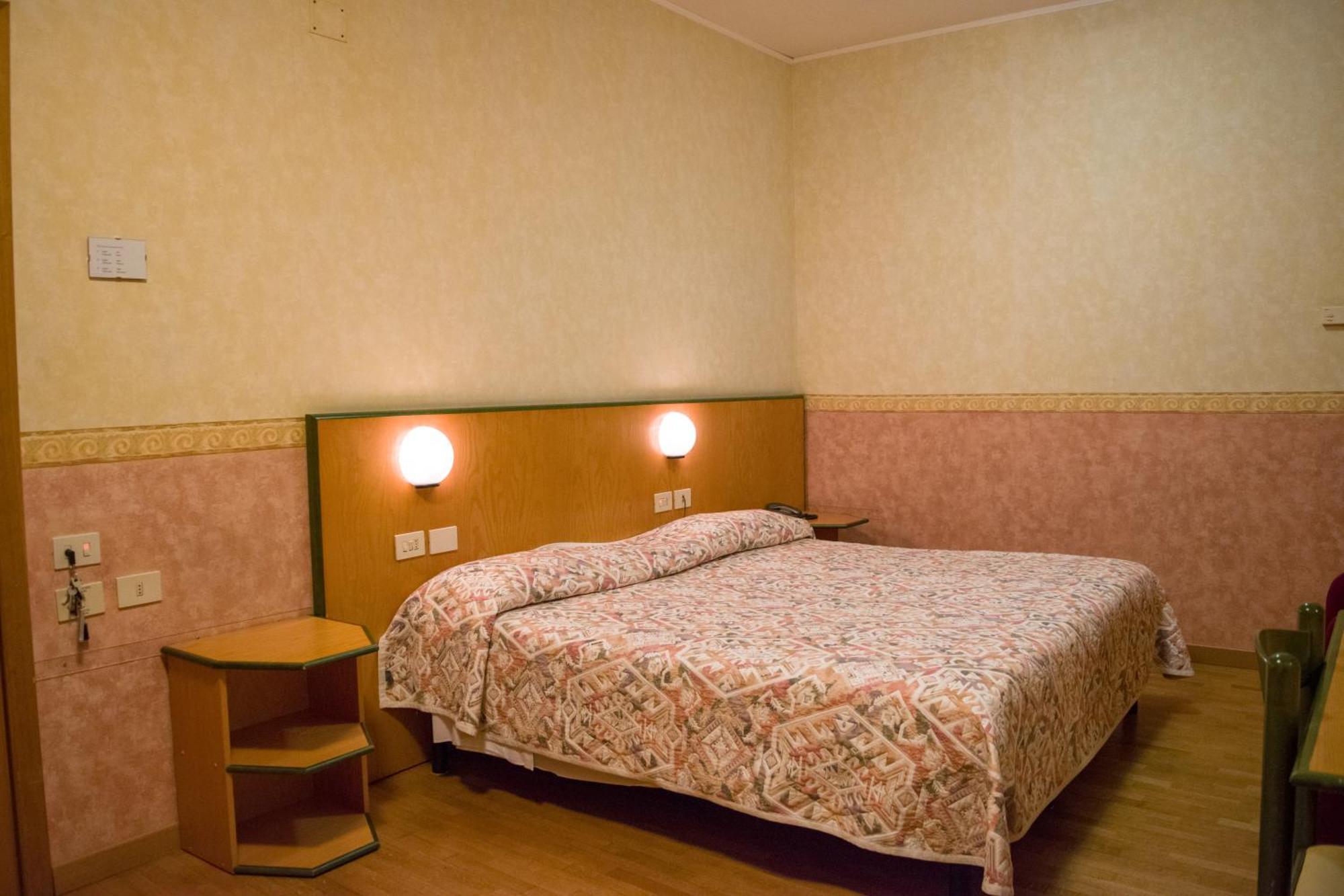 Hotel Baffo Rosso Alba Adriatica Kültér fotó