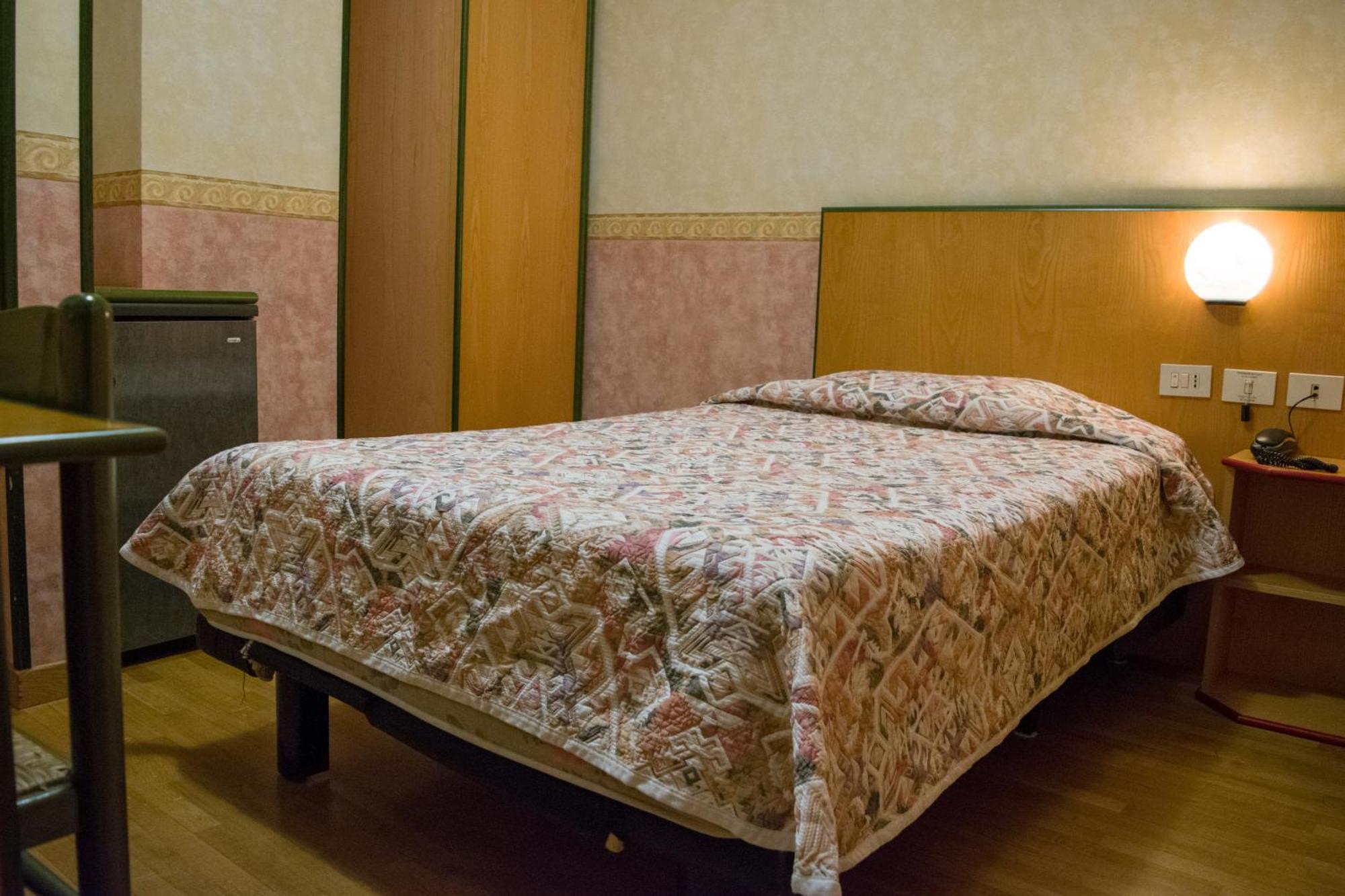 Hotel Baffo Rosso Alba Adriatica Kültér fotó