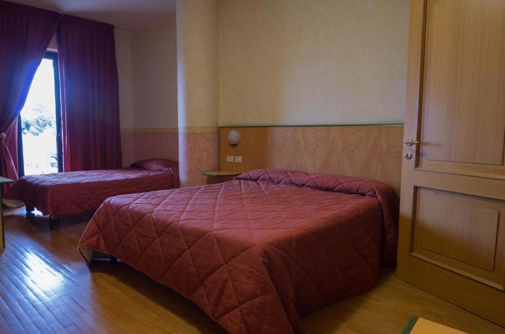 Hotel Baffo Rosso Alba Adriatica Kültér fotó