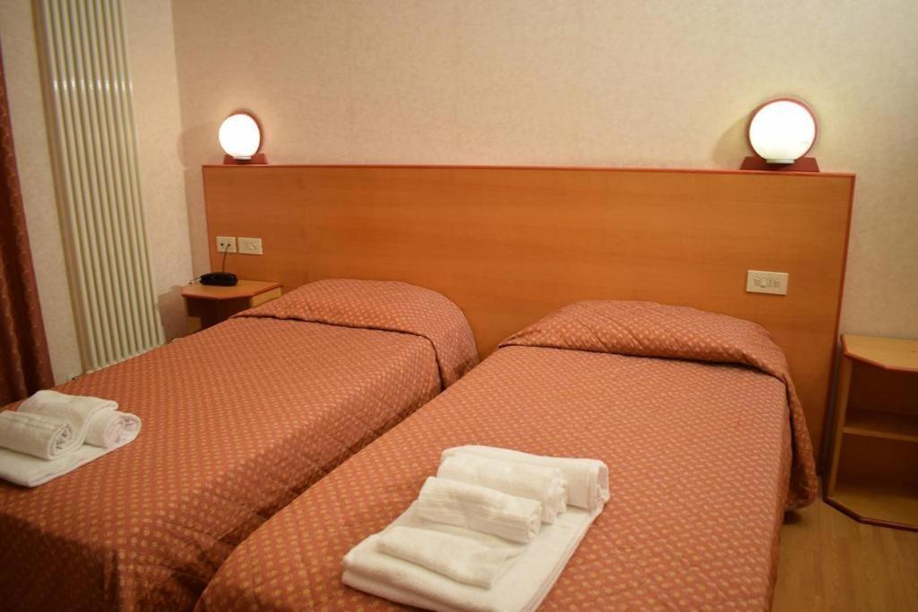 Hotel Baffo Rosso Alba Adriatica Kültér fotó