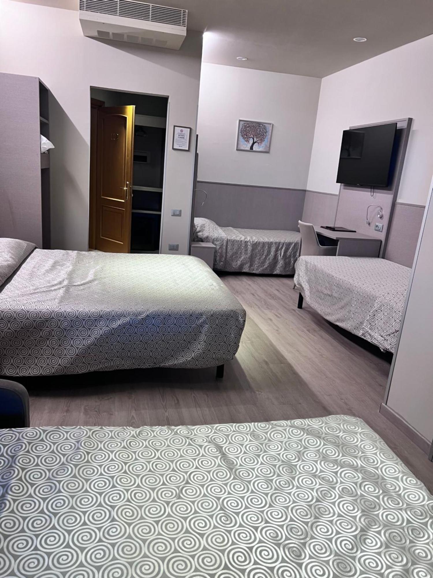Hotel Baffo Rosso Alba Adriatica Kültér fotó