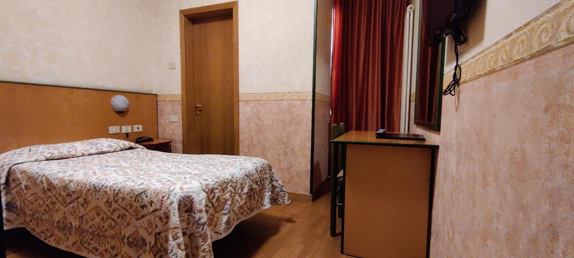 Hotel Baffo Rosso Alba Adriatica Kültér fotó