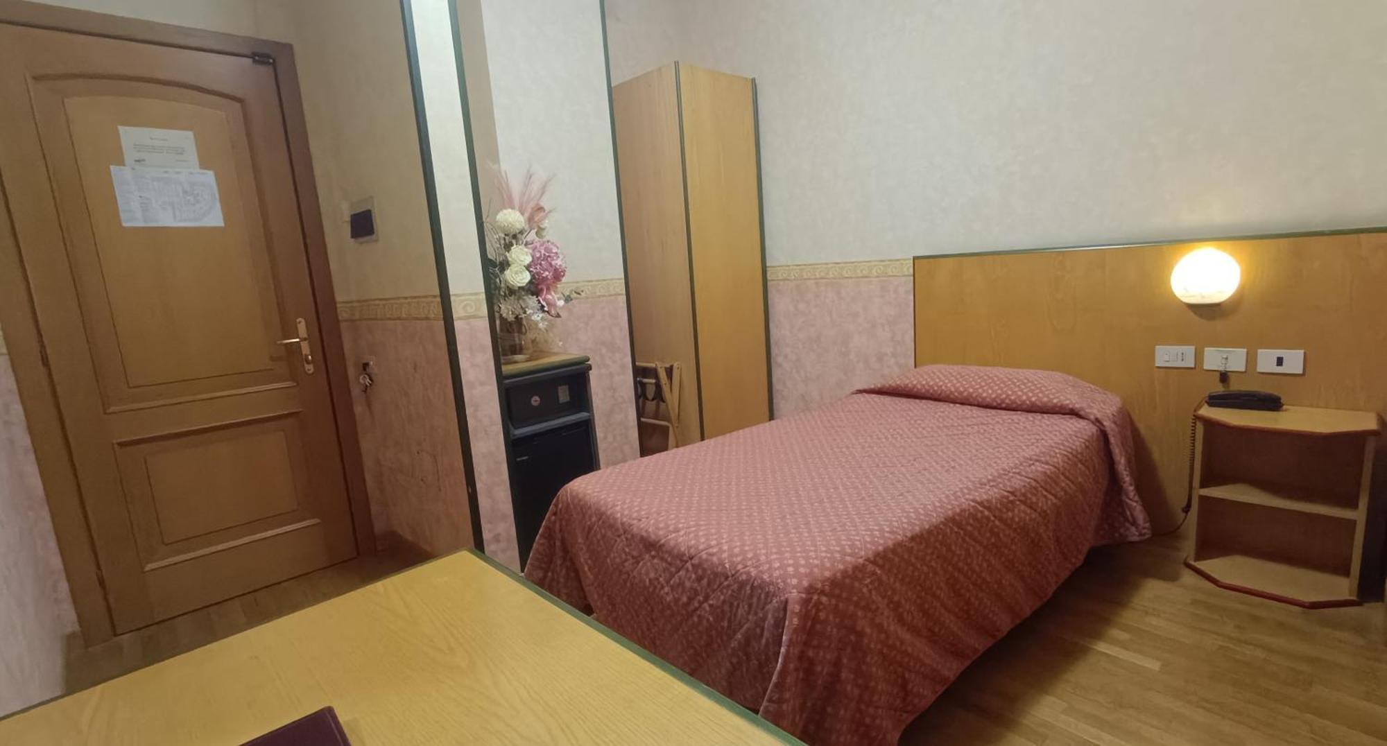 Hotel Baffo Rosso Alba Adriatica Kültér fotó