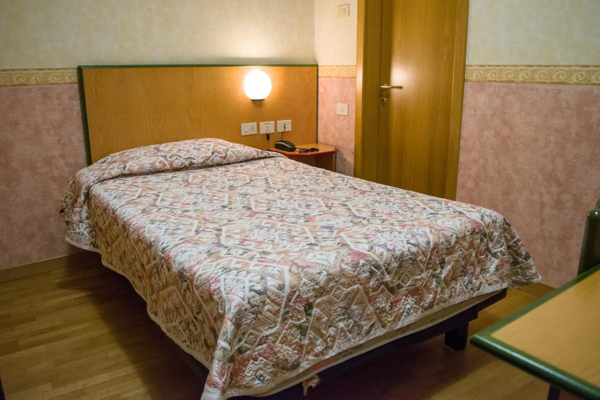 Hotel Baffo Rosso Alba Adriatica Kültér fotó