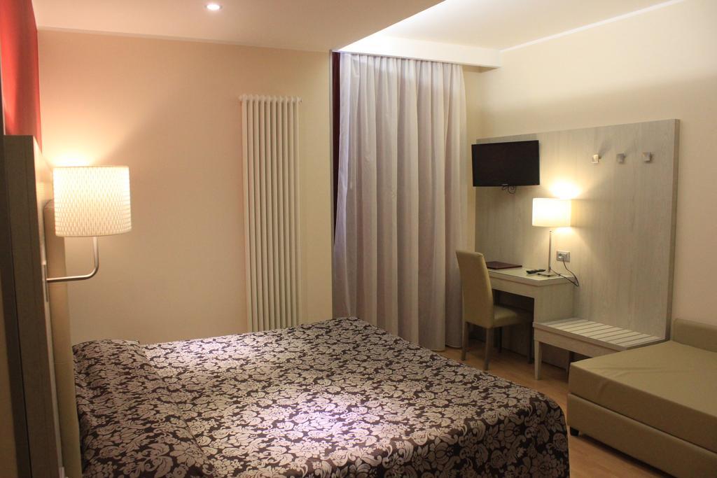 Hotel Baffo Rosso Alba Adriatica Kültér fotó