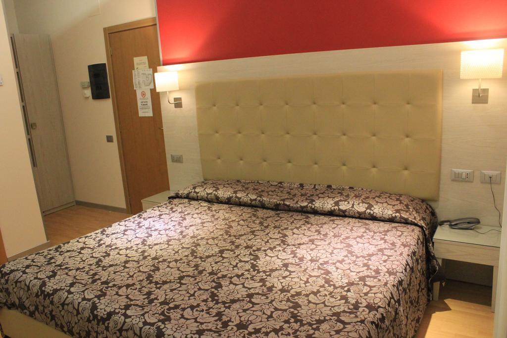 Hotel Baffo Rosso Alba Adriatica Kültér fotó