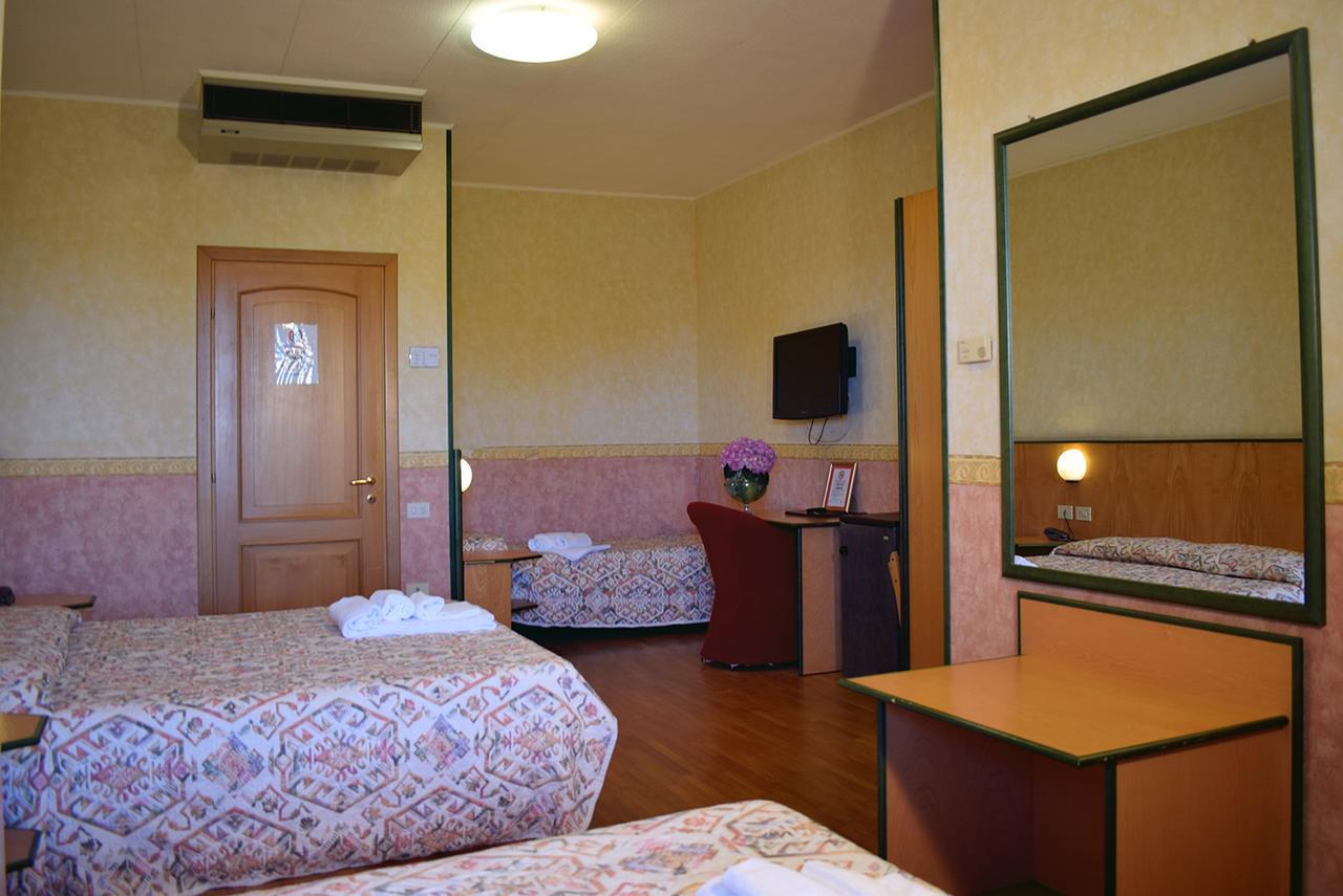 Hotel Baffo Rosso Alba Adriatica Kültér fotó