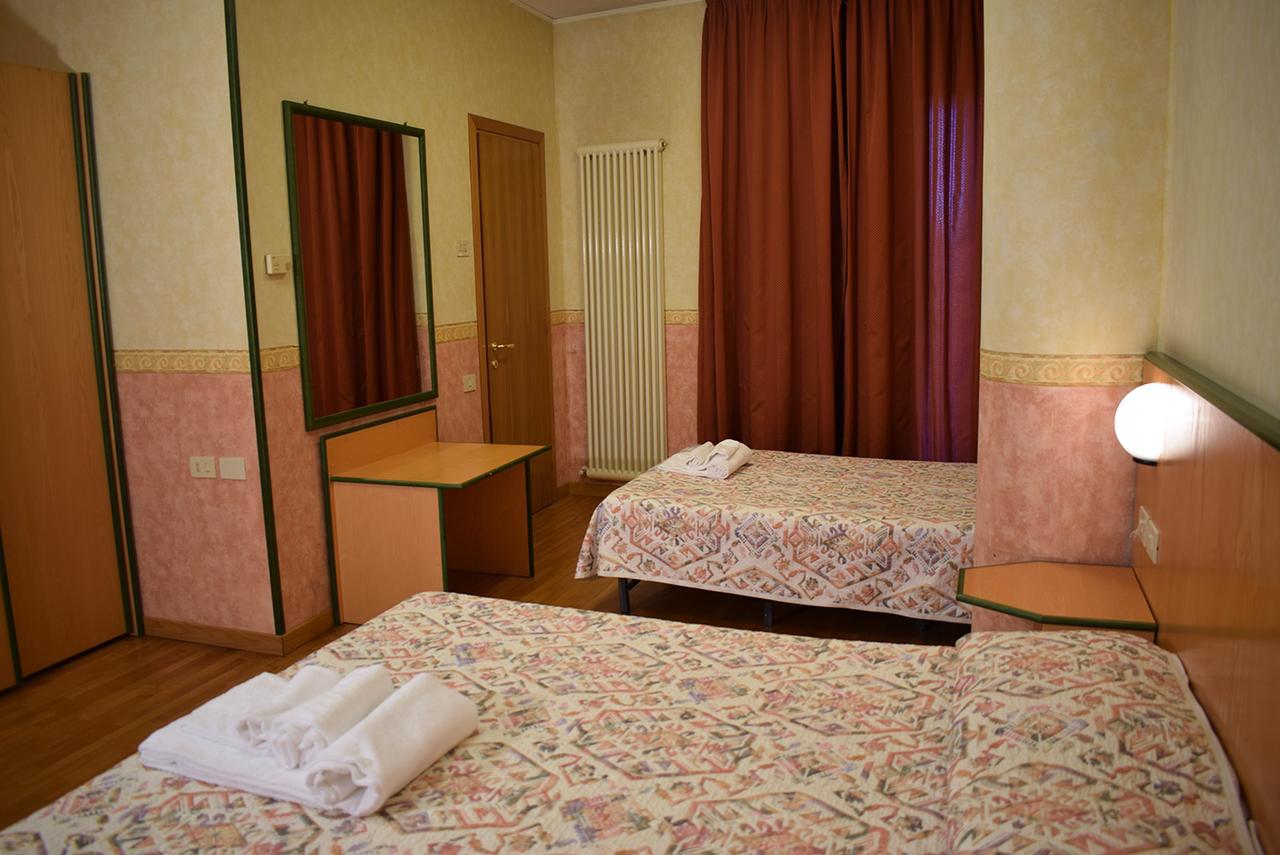 Hotel Baffo Rosso Alba Adriatica Kültér fotó