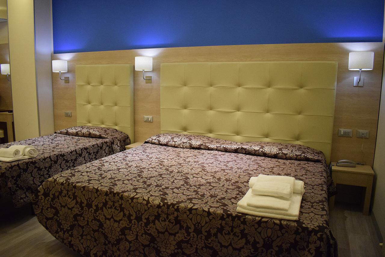 Hotel Baffo Rosso Alba Adriatica Kültér fotó